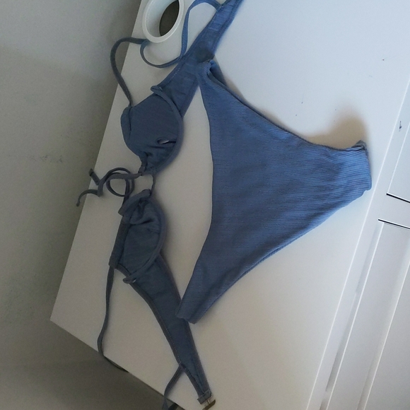 Bikini - Picture 2 of 3